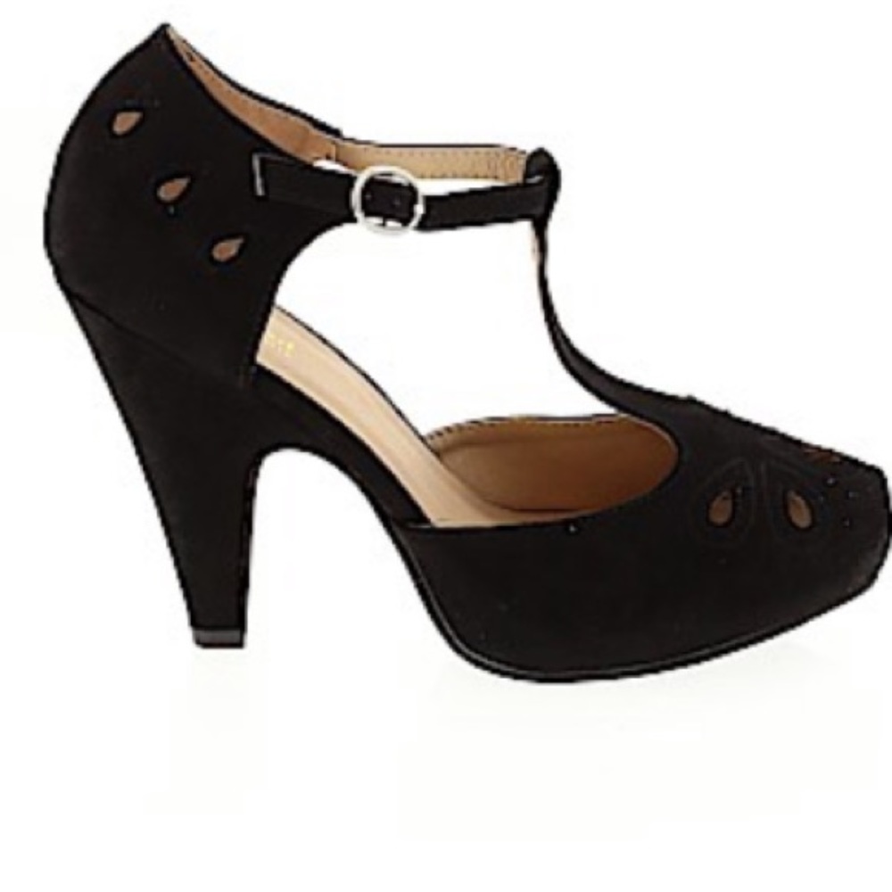T-strap vintage inspired heels 🖤